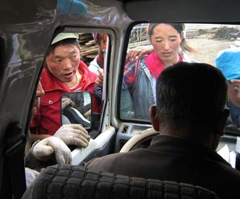 ge zan women surround  dr gaos car 